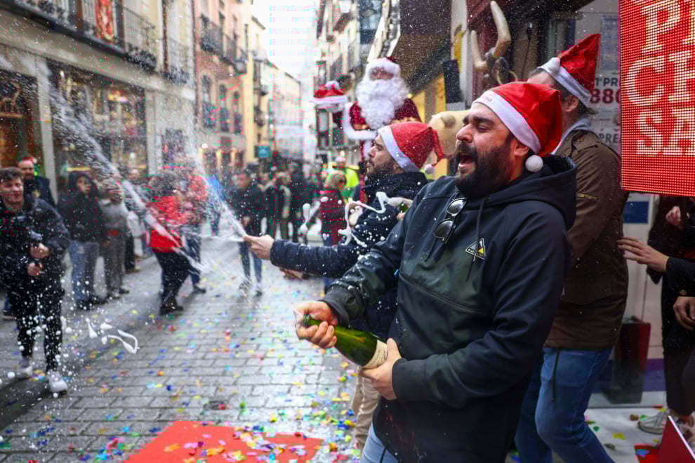 TOLEDO, 22/12/2025.- Una administración de Toledo celebra la venta del número 41.716, un quinto premio del Sorteo Extraordinario de la Lotería de Navidad. EFE/Ismael Herrero