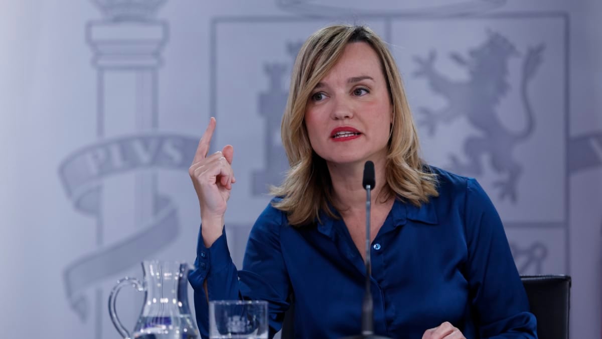 MADRID, 02/12/2025.- La ministra de Educación, Pilar Alegría, interviene en la rueda de prensa posterior al Consejo de Ministros, este martes en el palacio de la Moncloa en Madrid. EFE/Javier Lizón