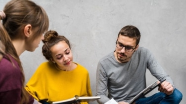 Asempleo alerta del “desajuste” entre oferta y demanda en el empleo de los jóvenes: tres de cada 10 trabajan en comercio u hostelería