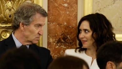 Feijóo dice que Vox "juega a algo muy peligroso" y carga contra Sánchez por ser el que "más ha atacado la Constitución"