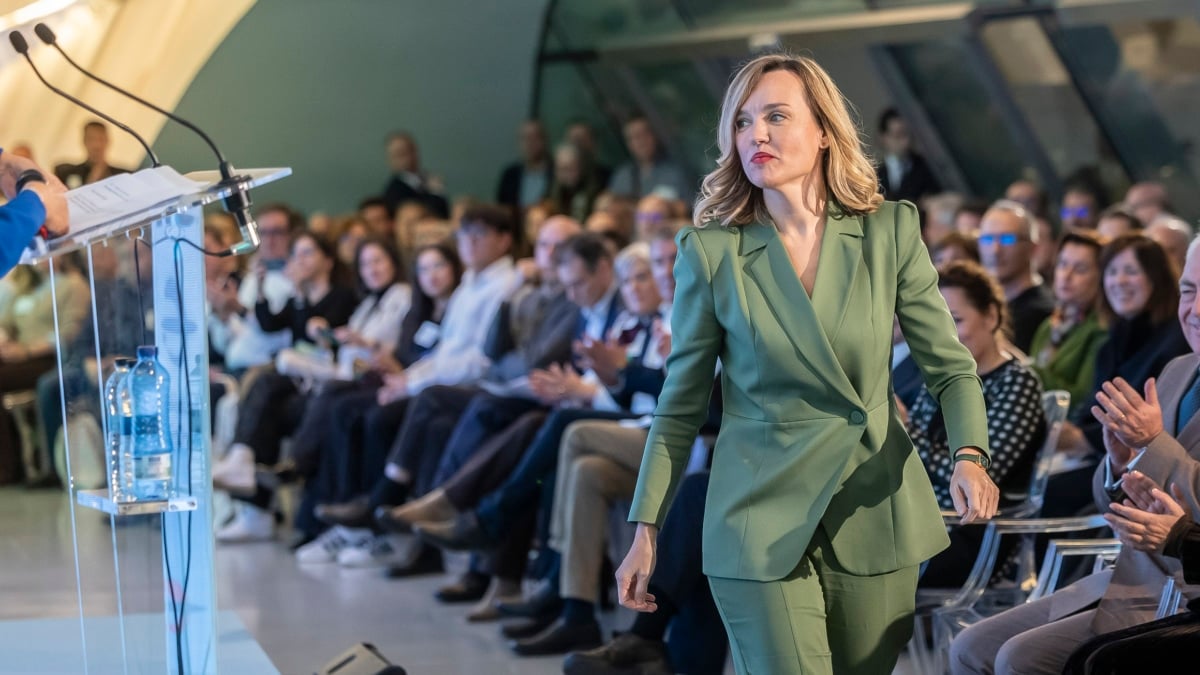 ZARAGOZA, 12/12/2025.- La ministra de Educación, Formación Profesional y Deportes, Pilar Alegría, participa en el evento Conectando talento: Centros de Referencia Nacional y Centros de Excelencia de FP en sinergia, este viernes, en Zaragoza. EFE/ Toni Galán