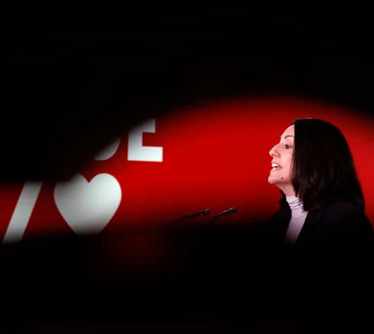 Ahogarse en la tempestad o aguardar "tranquilos" a que pase la lluvia