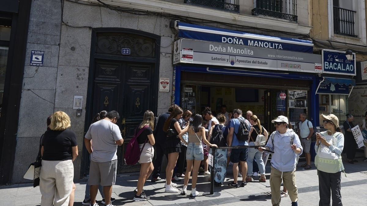 Compradores de lotería en la administración de loterías ‘Doña Manolita’, a 22 de agosto de 2025, en Madrid (España).