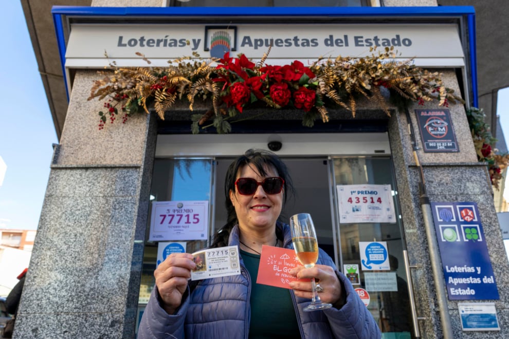 ELDA (ALICANTE), 22/12/2025.- Vecinas celebran el quinto premio en la Lotería de Navidad en la Administración Estrella número 7 de Elda que ha repartido 2.280.000 en 380 números a muchos vecinos del barrio. EFE/Pablo Miranzo
