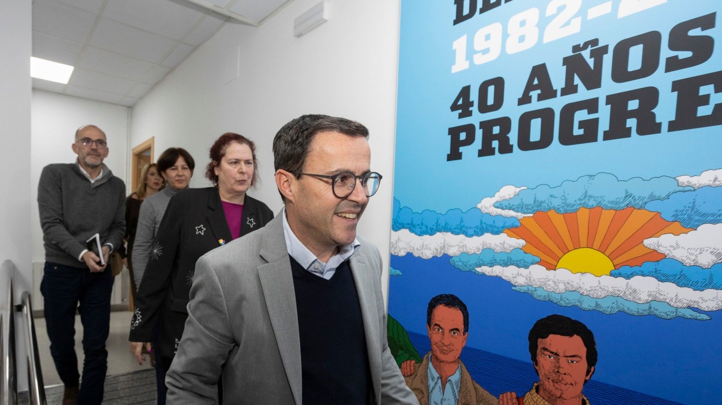 MÉRIDA, 22/12/2025.- Miguel Ángel Gallardo, que este lunes ha presentado su dimisión como secretario general de los socialistas extremeños por los malos resultados electorales en los comicios autonómicos de ayer, ha anunciado que no renuncia a su acta de diputado autonómico, algo que, según ha dicho, nadie le ha pedido, tras la reunión de la Comisión Ejecutiva Regional, que se ha celebrado en la sede del partido en Mérida y que se ha prolongado dos horas y media. EFE/ Jero Morales