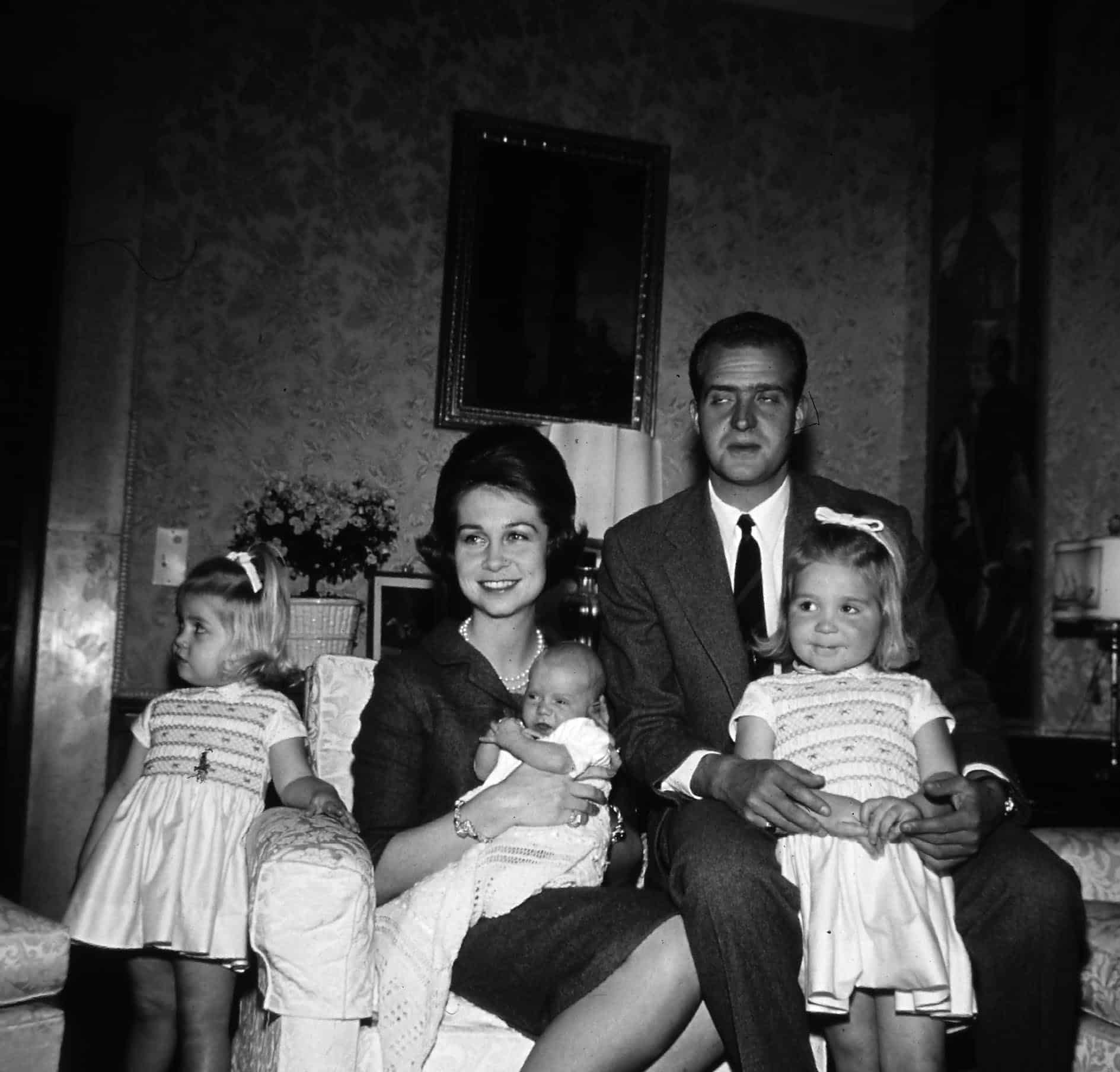 Sofía sostiene a Felipe, recién nacido, junto a Juan Carlos y las pequeñas Cristina y Elena.