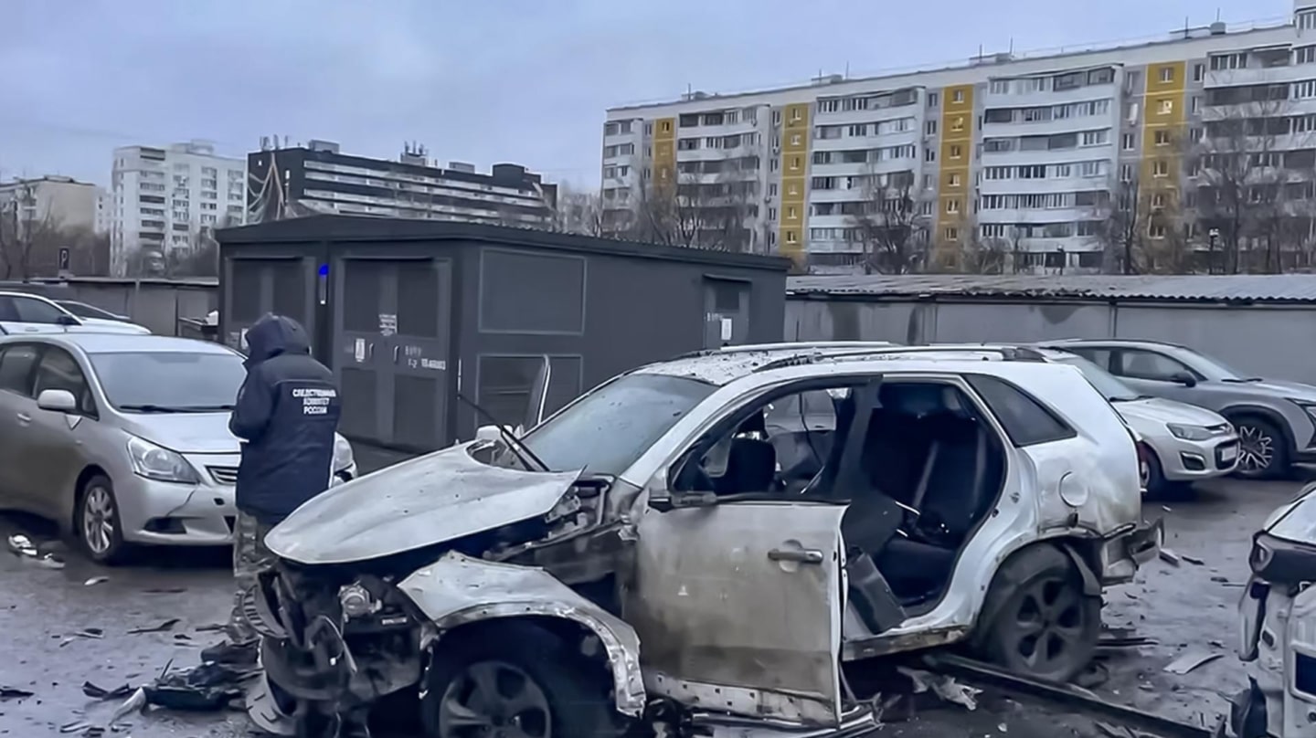 El coche del teniente general Fanil Sarvárov, tras un atentado