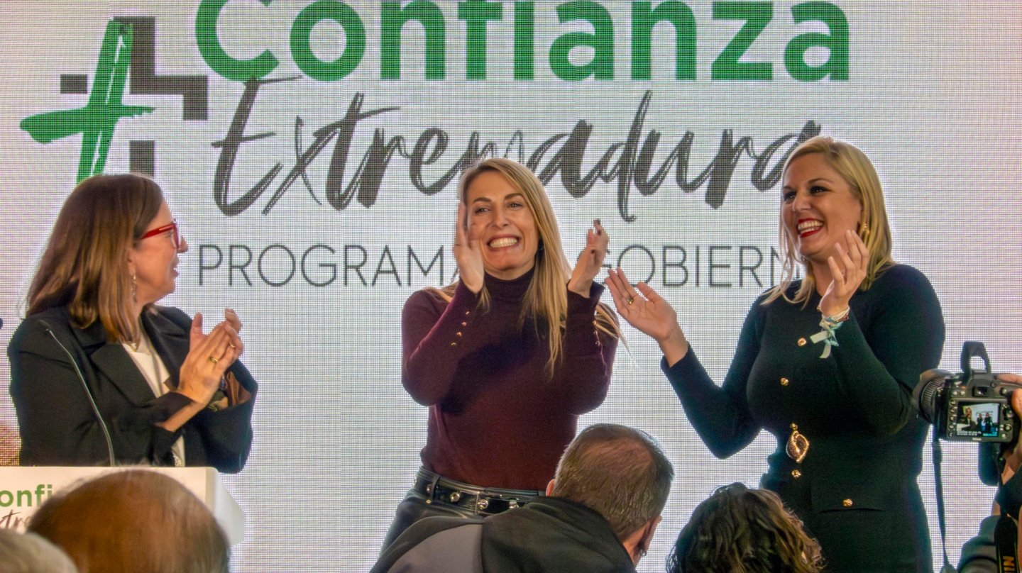 La presidenta en funciones de la Junta de Extremadura y candidata del PP, María Guardiola, en la presentación de su programa electoral junto a su consejera de Hacienda, Elena Manzano (d), y de Agricultura, Mercedes Morán (i), este miércoles