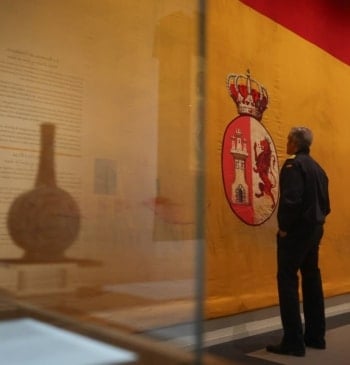 La bandera que vino del mar: el Museo Naval expone la última [...]