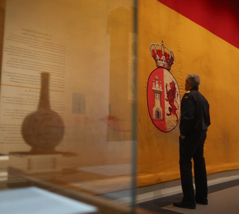La bandera que vino del mar: el Museo Naval expone la última rojigualda que ondeó en Cuba y otras piezas históricas de la enseña nacional
