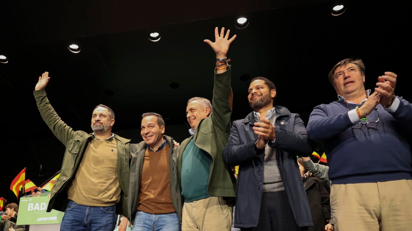 El presidente de Vox, Santiago Abascal, junto al candidato a las elecciones de Extremadura, Óscar Fernández, en el cierre de campaña en Badajoz, este viernes