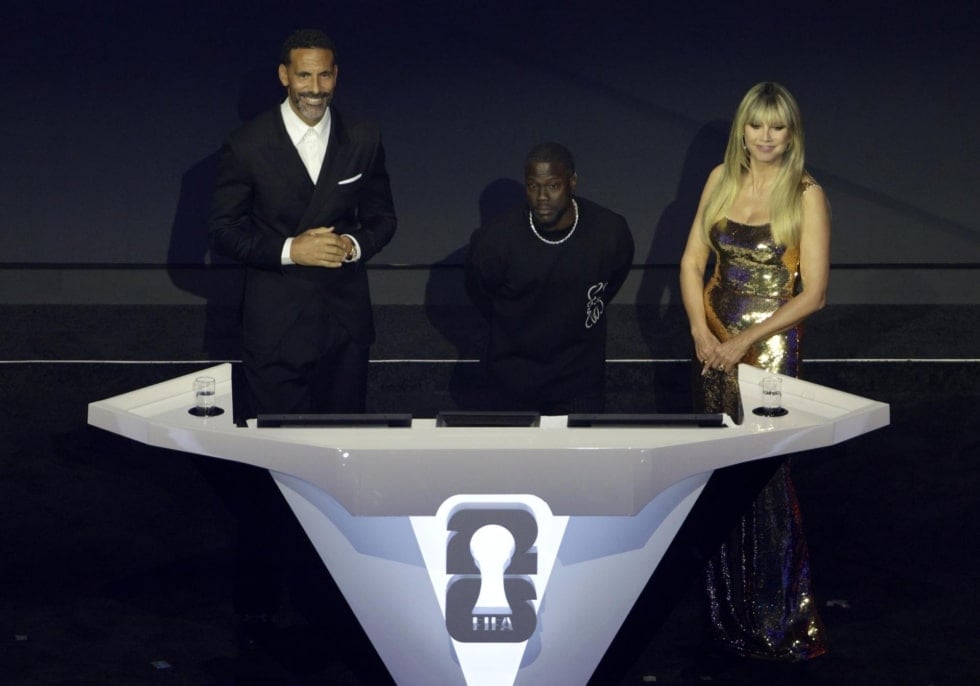 WASHINGTON (United States), 05/12/2025.- Draw hosts Heidi Klum and Kevin Hart (C) appear on stage with Draw conductor Rio Ferdinand (L) during the FIFA World Cup 2026 Final Draw at the Kennedy Center in Washington DC, USA, 05 December 2025. (Mundial de Fútbol) EFE/EPA/SHAWN THEW