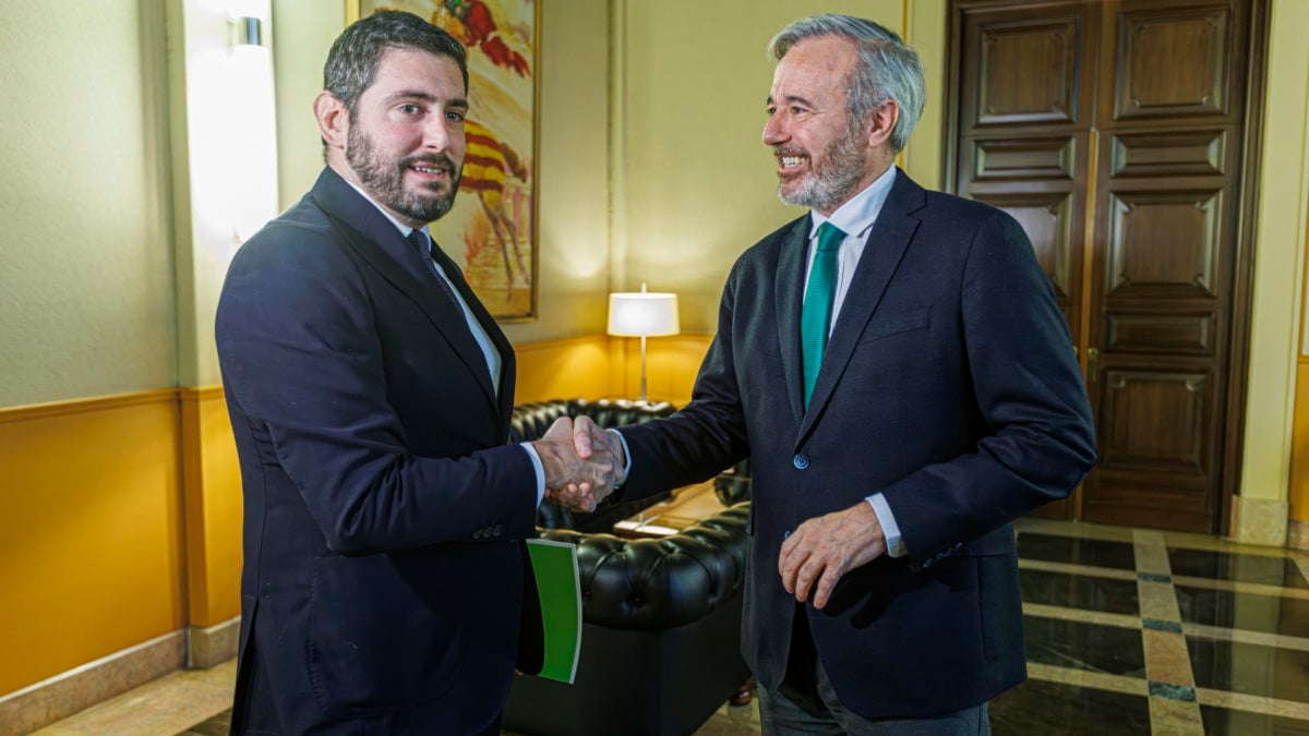 El presidente de Aragón, Jorge Azcón (d), este martes en la sede del Gobierno, durante su encuentro con el líder de Vox, Alejandro Nolasco, para negociar los presupuestos autonómicos