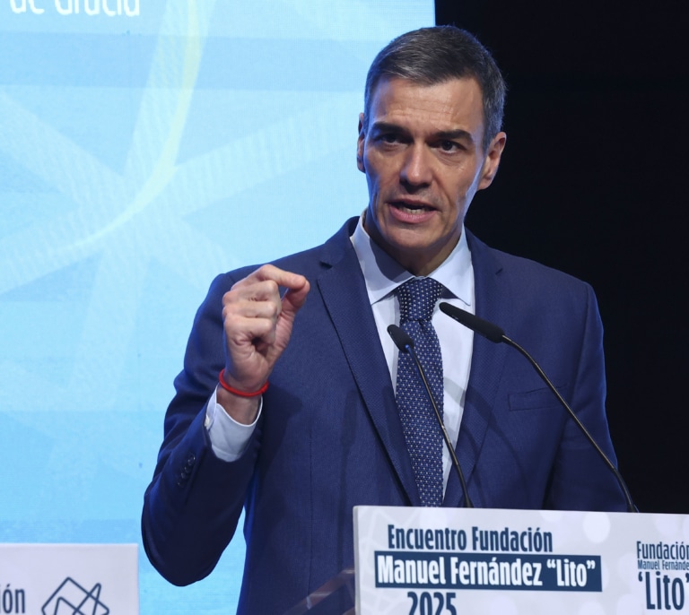 Sánchez desmiente a Ábalos y le advierte de que no aceptará "ni chantajes ni amenazas" y cede ante Junts