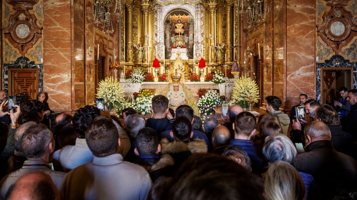Colas para ver a la Virgen de la Macarena cuatro meses después de la polémica por su restauración