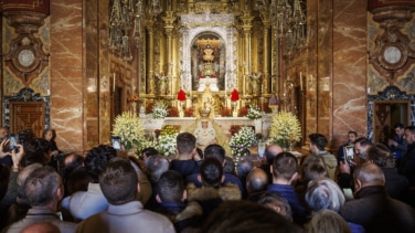 Colas para ver a la Virgen de la Macarena cuatro meses después de la polémica por su restauración