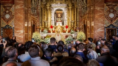 Colas para ver a la Virgen de la Macarena cuatro meses después de la polémica por su restauración