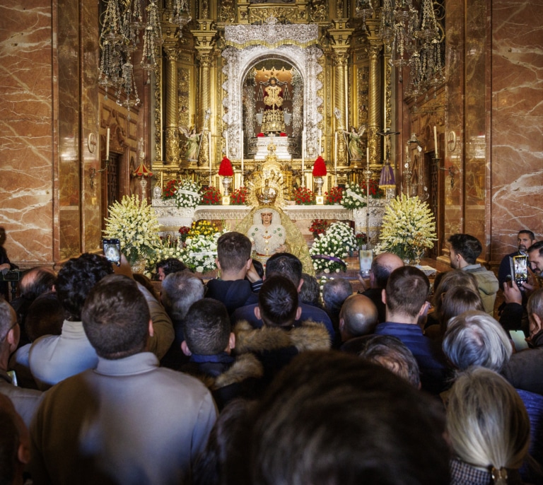 Colas para ver a la Virgen de la Macarena cuatro meses después de la polémica por su restauración
