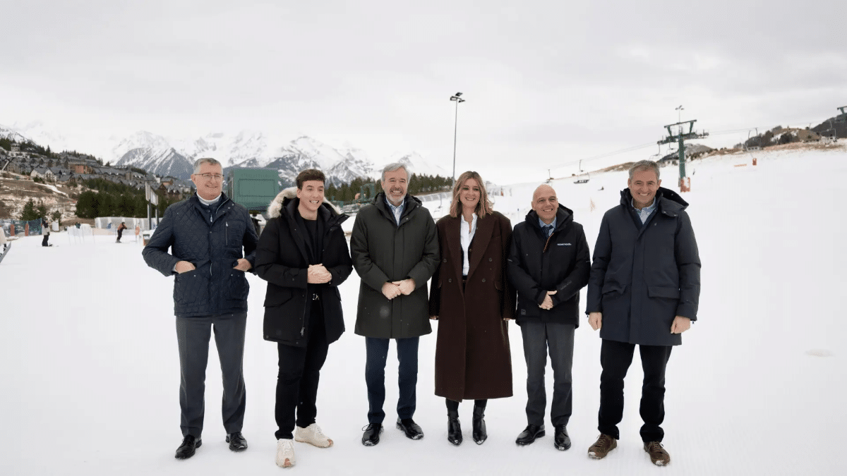 El presidente regional Jorge Azón entre Suso Jones y Sandra Barneda durante la presentación de las Campanadas de Mediaset.
