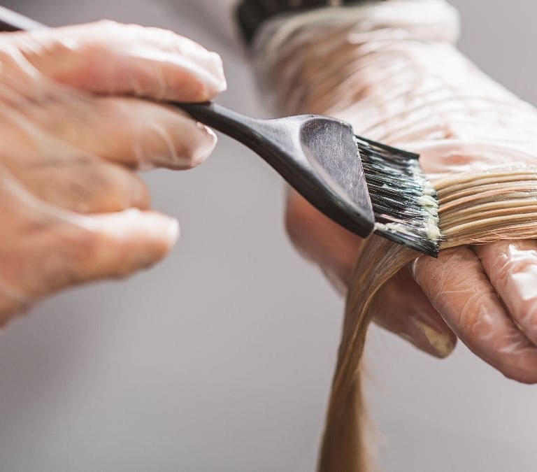 El nuevo producto para disimular las canas en segundos