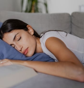 El motivo por el que te sientes cansado después de comer