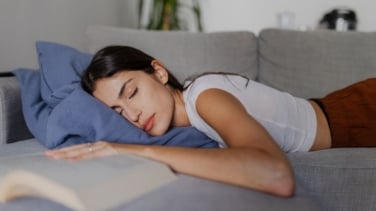 El motivo por el que te sientes cansado después de comer