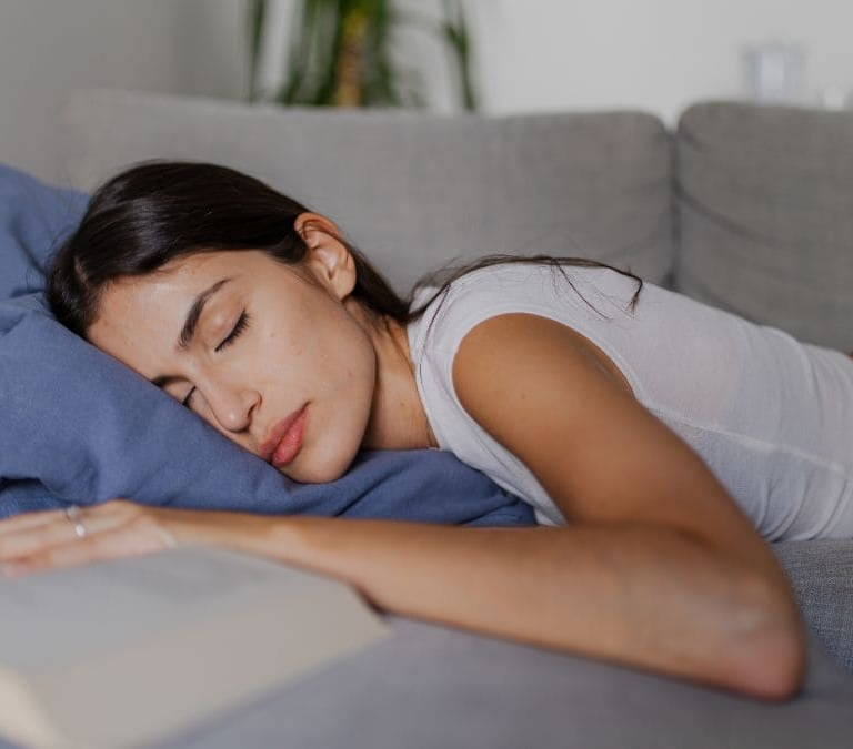 El motivo por el que te sientes cansado después de comer