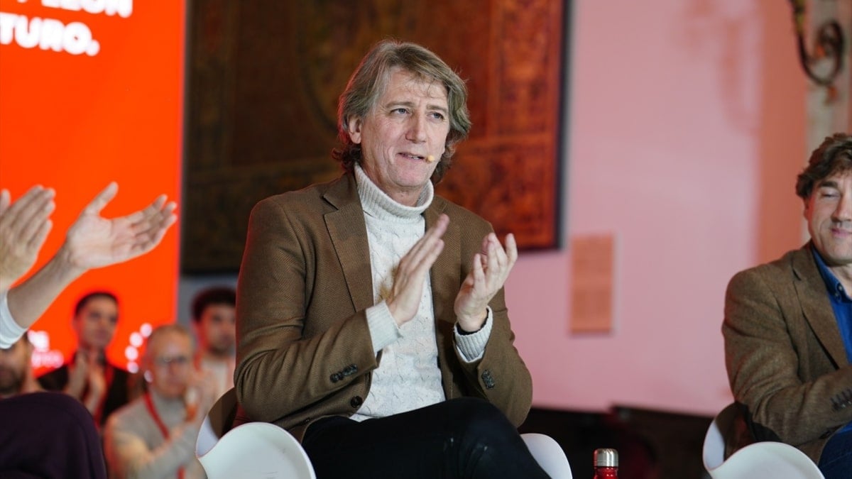 El candidato socialista a la Junta de Castilla y León, Carlos Martínez, durante un acto en Salamanca el pasado mes de noviembre.