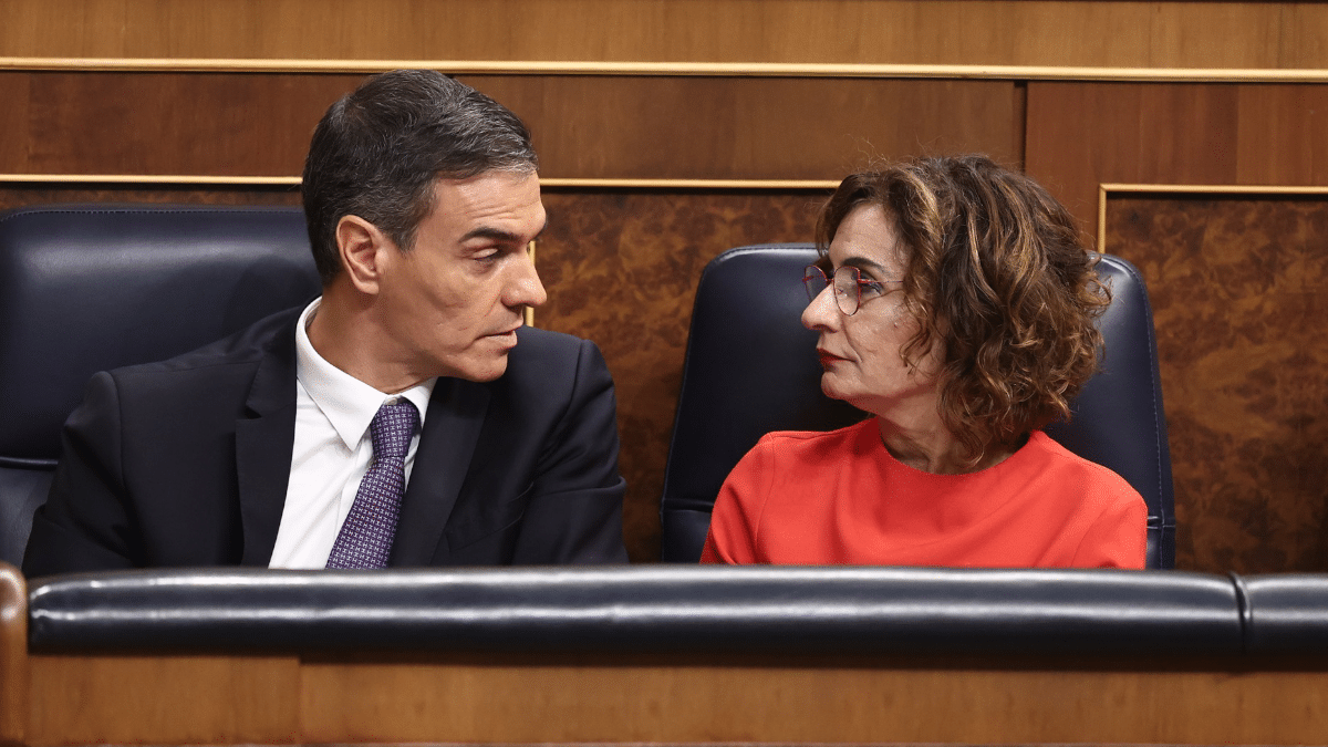Pedro Sánchez y María Jesús Montero en el Congreso.
