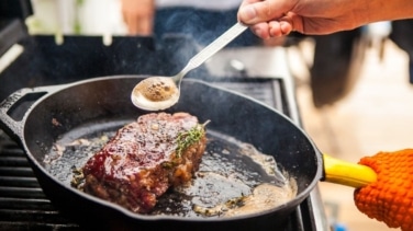 Así es como debes cocinar la carne para que no expulse agua durante la cocción