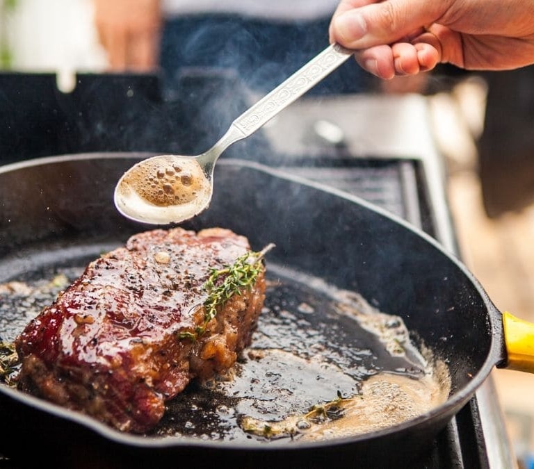 Así es como debes cocinar la carne para que no expulse agua durante la cocción