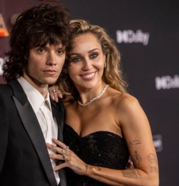 Miley Cyrus y Maxx Morando en el estreno de 'Avatar: Fuego y ceniza'