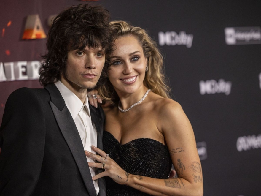 Miley Cyrus y Maxx Morando en el estreno de 'Avatar: Fuego y ceniza'