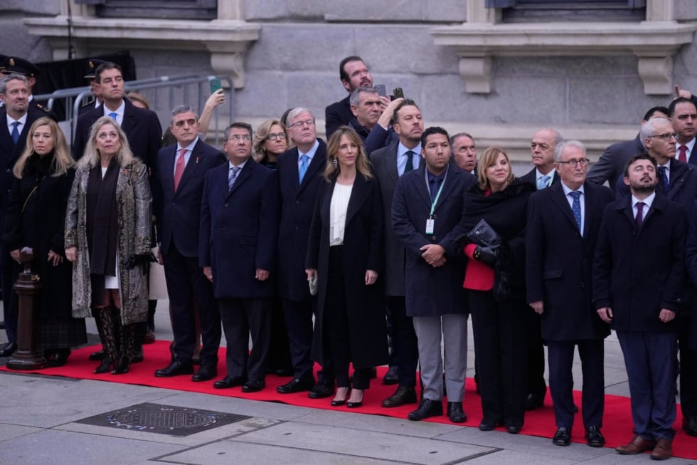MADRID, 06/12/2025.- La diputada popular Cayetana Álvarez de Toledo (c) entre los asistentes al acto de izado de bandera nacional celebrado en el marco del acto institucional por el Día de la Constitución, este sábado, en Madrid. EFE/Borja Sánchez-Trillo