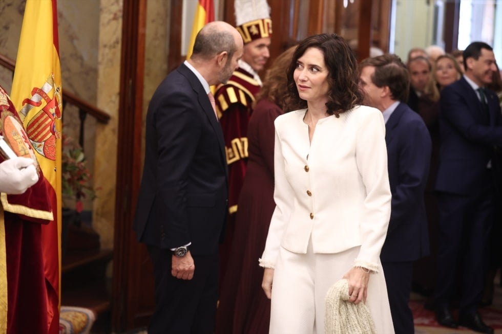 El presidente del Senado, Pedro Rollán, y la presidenta del Congreso, Francina Armengol, saludan a la presidenta de la Comunidad de Madrid, Isabel Díaz Ayuso, durante el acto institucional por el Día de la Constitución, en el Congreso de los Diputados, a 6 de diciembre de 2025, en Madrid (España). Las Cortes Generales conmemoran el 47º aniversario de la aprobación de la Constitución con un acto institucional en el Salón de Pasos Perdidos. El acto ha estado marcado por la intensa situación política y judicial del momento, incluida la condena al ex fiscal general y la entrada en prisión del exministro de Transportes y su ex asesor. Eduardo Parra / Europa Press 06/12/2025