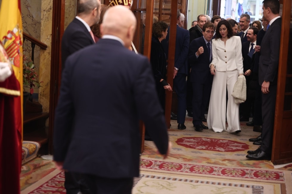 El presidente del Senado, Pedro Rollán, y la presidenta del Congreso, Francina Armengol, saludan al alcalde de Madrid, José Luis Martínez Almeida y a la presidenta de la Comunidad de Madrid, Isabel Díaz Ayuso, durante el acto institucional por el Día de la Constitución, en el Congreso de los Diputados, a 6 de diciembre de 2025, en Madrid (España). Las Cortes Generales conmemoran el 47º aniversario de la aprobación de la Constitución con un acto institucional en el Salón de Pasos Perdidos. El acto ha estado marcado por la intensa situación política y judicial del momento, incluida la condena al ex fiscal general y la entrada en prisión del exministro de Transportes y su ex asesor. Eduardo Parra / Europa Press 06/12/2025