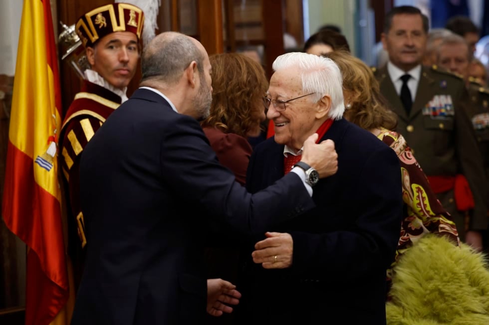 MADRID, 06/12/2025.- El presidente del Senado, Pedro Rollán, saluda al Padre Ángel (d) a su llegada al acto institucional por el Día de la Constitución, este sábado, en Madrid. EFE/Chema Moya