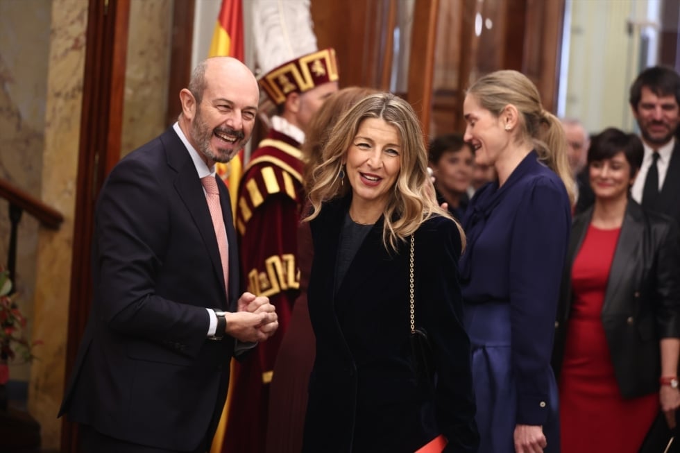 El presidente del Senado, Pedro Rollán, y la presidenta del Congreso, Francina Armengol, saludan a la vicepresidenta segunda y ministra de Trabajo, Yolanda Díaz, durante el acto institucional por el Día de la Constitución, en el Congreso de los Diputados, a 6 de diciembre de 2025, en Madrid (España). Las Cortes Generales conmemoran el 47º aniversario de la aprobación de la Constitución con un acto institucional en el Salón de Pasos Perdidos. El acto ha estado marcado por la intensa situación política y judicial del momento, incluida la condena al ex fiscal general y la entrada en prisión del exministro de Transportes y su ex asesor. Eduardo Parra / Europa Press 06/12/2025