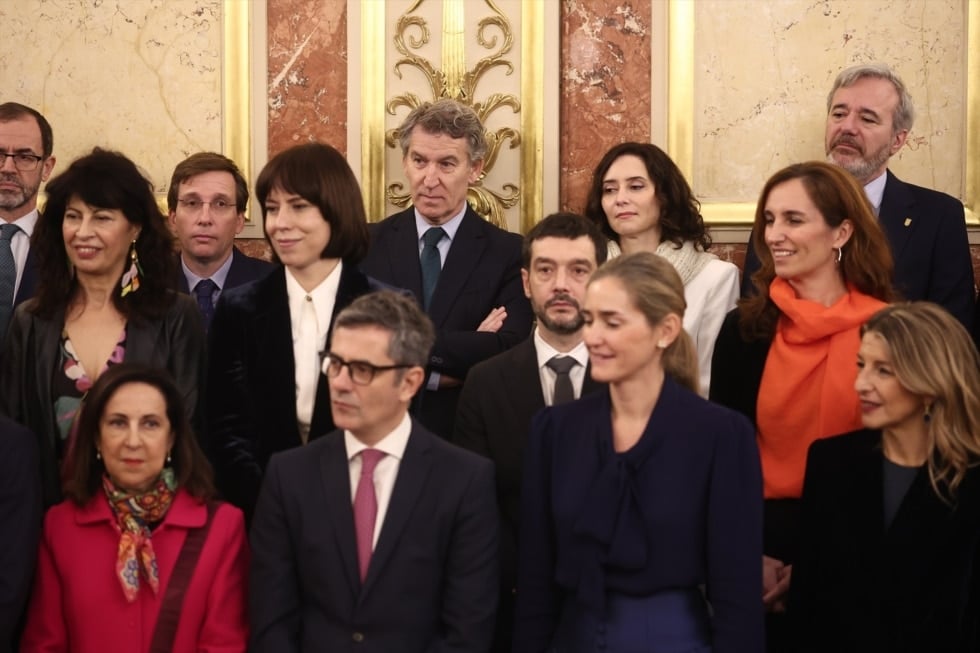 La ministra de Igualdad, Ana Redondo, el Alcalde de Madrid, José Luis Martínez Almeida, la ministra de Ciencia, Diana Morant, el presidente del PP, ALberto Núñez Feijóo, la presidenta de la Comunidad de Madrid, Isabel Díaz Ayuso, el presidente de Aragón, Jorge Azcón, la ministra de Sanidad, Mónica García, el ministro de Consumo, Pablo Bustinduy, la ministra de Defensa, Margarita Robles, el ministro de Presidencia, Félix Bolaños, la vicepresidenta tercera y ministra para la Transición Energética, Sara Aagesen, y la vicepresidenta segunda y ministra de Trabajo, Yolanda Díaz, durante el acto institucional por el Día de la Constitución, en el Congreso de los Diputados, a 6 de diciembre de 2025, en Madrid (España). Las Cortes Generales conmemoran el 47º aniversario de la aprobación de la Constitución con un acto institucional en el Salón de Pasos Perdidos. El acto ha estado marcado por la intensa situación política y judicial del momento, incluida la condena al ex fiscal general y la entrada en prisión del exministro de Transportes y su ex asesor. Eduardo Parra / Europa Press 06/12/2025