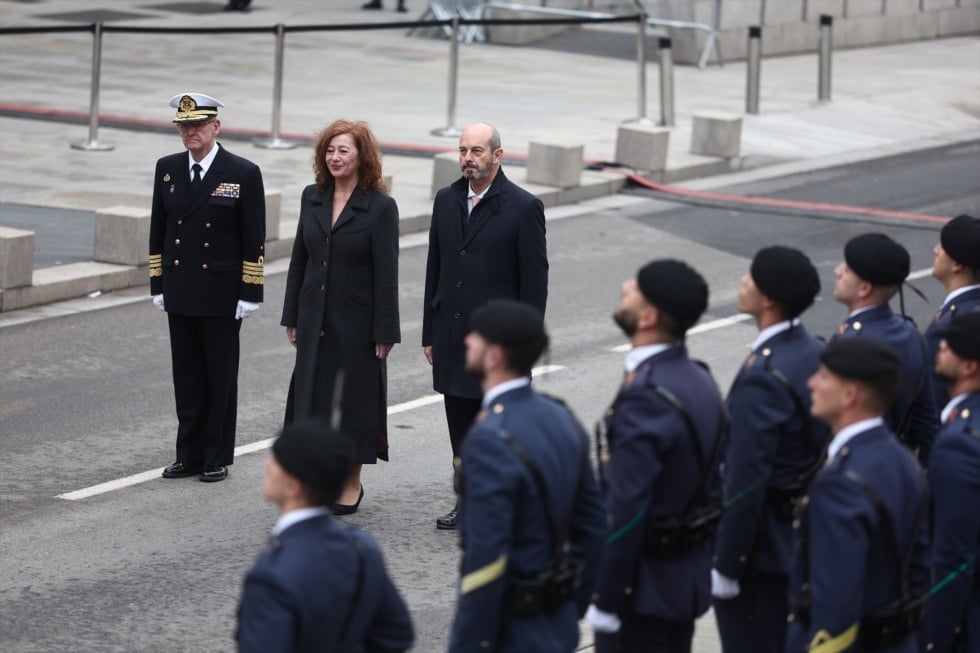 La presidenta del congreso, Francina Armengol y el presidente del Senado, Pedro Rollán, durante el acto de izado solemne de la Bandera Nacional con motivo del Día de la Constitución, en el Congreso de los Diputados, a 6 de diciembre de 2025, en Madrid (España). El Izado de la bandera Nacional está organizado por el Estado Mayor de la Defensa, en homenaje a las Cortes Generales con motivo del 47º aniversario de la Constitución. Eduardo Parra / Europa Press 06/12/2025