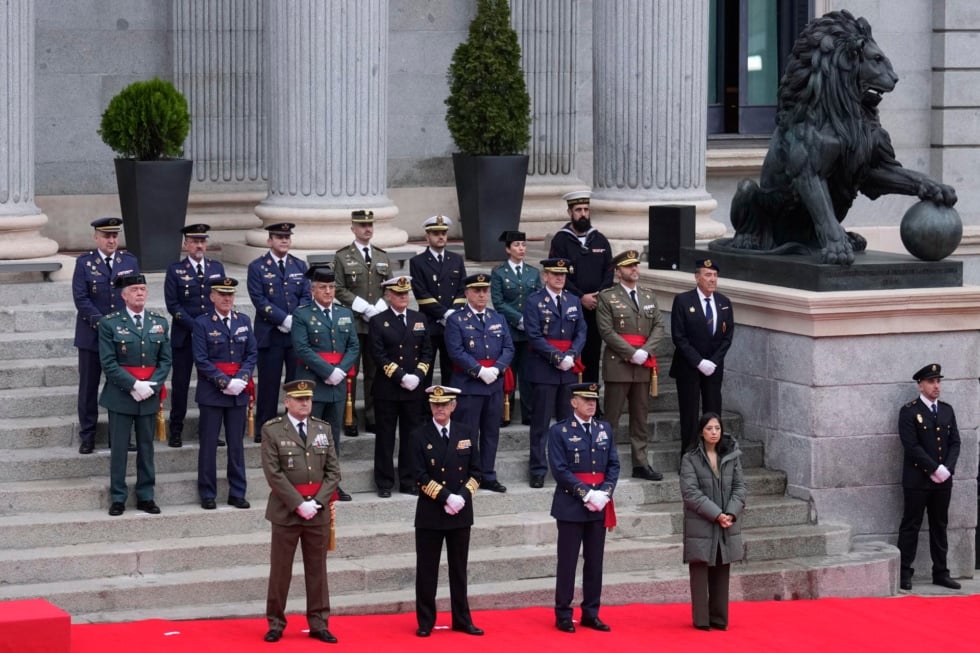 MADRID, 06/12/2025.- Los Jefes de Estado Mayor del Ejército de Tierra, de la Armada y del Ejército del Aire y del Espacio, y la directora general de la Guardia Civil asisten al acto institucional por el Día de la Constitución, en una jornada marcada este año por una profunda división política, con la crispación en máximos y en medio de un ambiente electoral por el arranque de la campaña de las elecciones en Extremadura. EFE/Borja Sánchez-Trillo