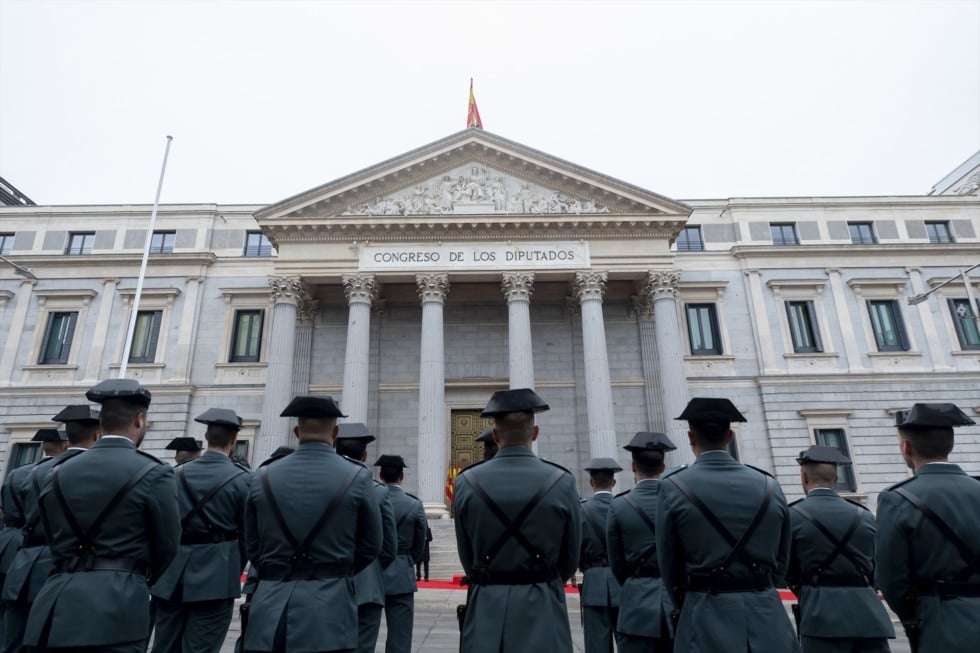 Efectivos de la Guardia Civil desfilan durante el acto de izado solemne de la Bandera Nacional con motivo del Día de la Constitución, en el Congreso de los Diputados, a 6 de diciembre de 2025, en Madrid (España). El Izado de la bandera Nacional está organizado por el Estado Mayor de la Defensa, en homenaje a las Cortes Generales con motivo del 47º aniversario de la Constitución. Alberto Ortega / Europa Press 06/12/2025