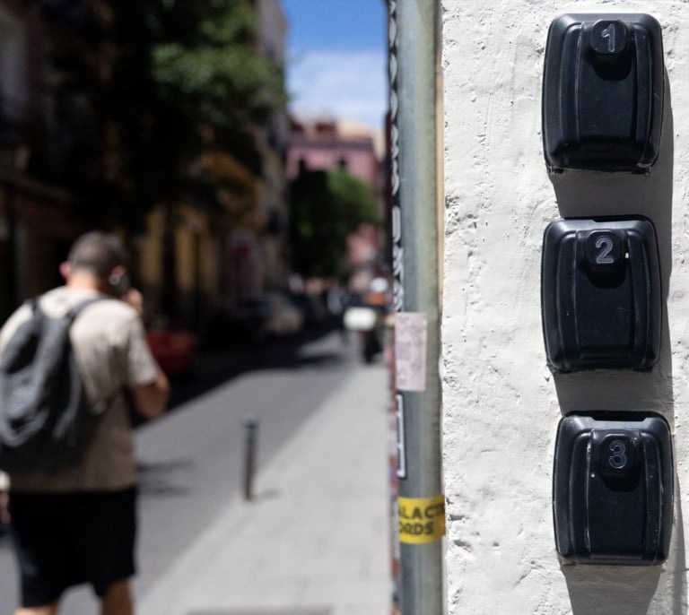 Consumo multa con 64 millones a la plataforma Airbnb