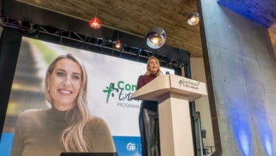 El desplome del PSOE en Extremadura aúpa a Guardiola y la deja al borde de la mayoría absoluta