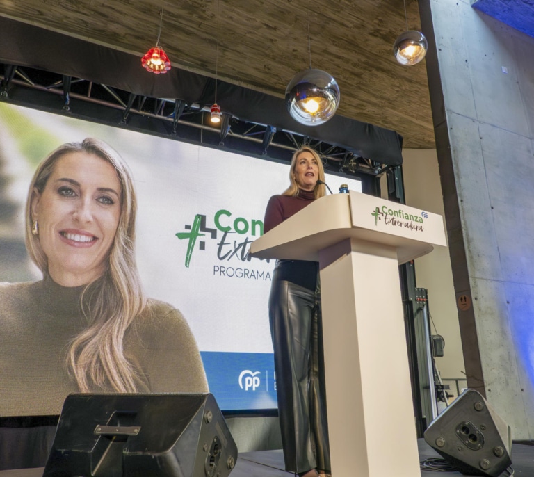 El desplome del PSOE en Extremadura aúpa a Guardiola y la deja al borde de la mayoría absoluta