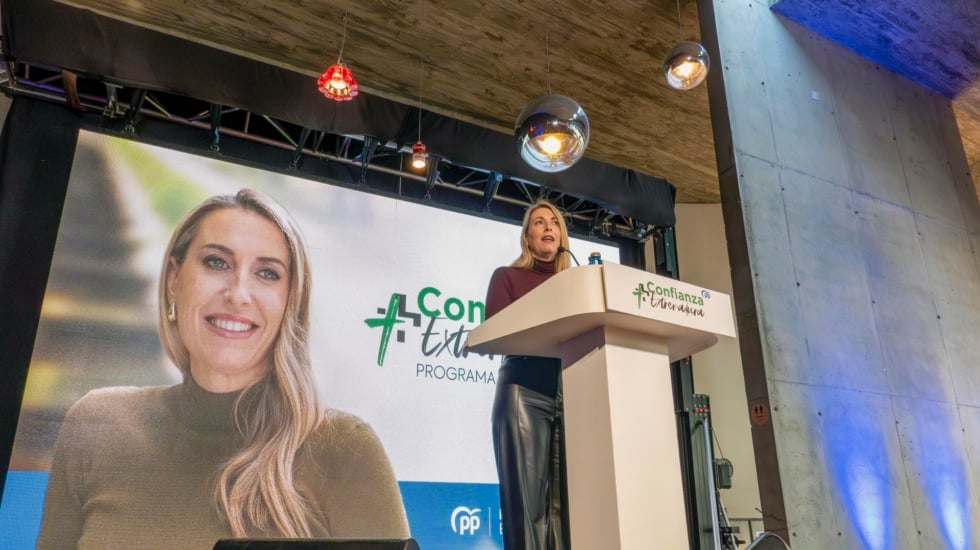 El desplome del PSOE en Extremadura aúpa a Guardiola y la deja al borde de la mayoría absoluta 