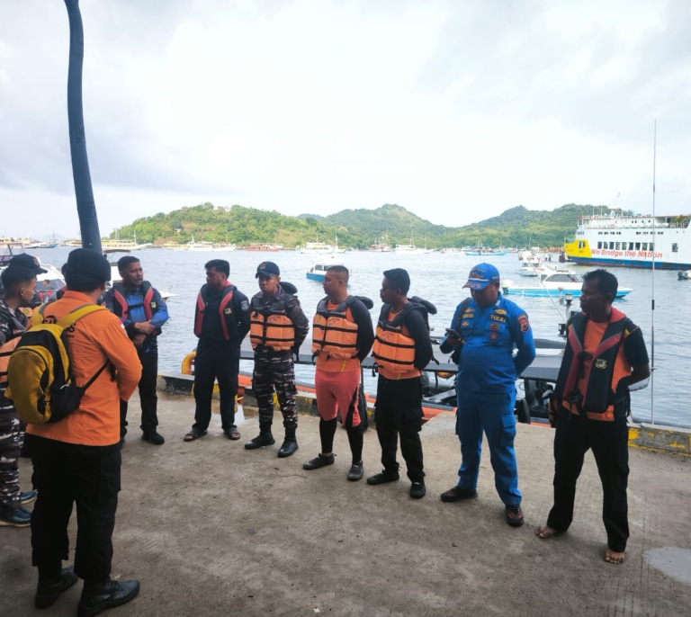 Cuatro españoles desaparecidos tras el naufragio de una embarcación en Indonesia