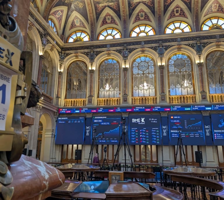 El Ibex 35 cierra su mejor año desde 1993: sube un 49% y supera los 17.000 puntos