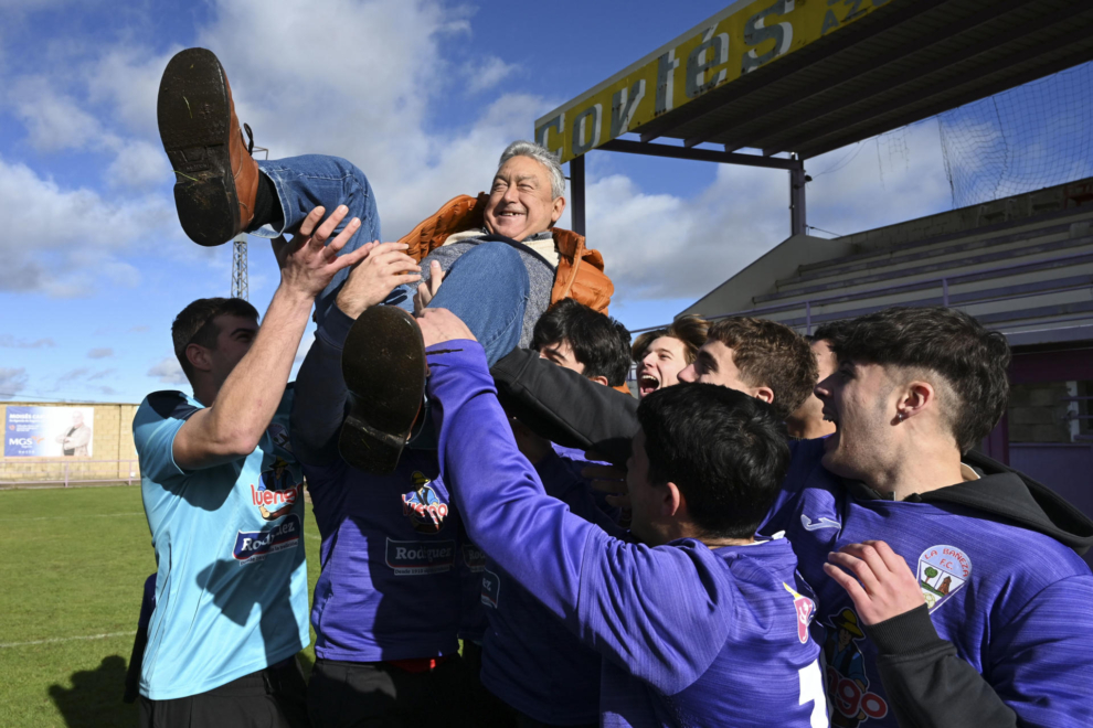 LA BAÑEZA (LEÓN), 22/12/2025.-Agraciados del equipo La Bañeza Fútbol Club celebran el Gordo del Sorteo Extraordinario de la Lotería de Navidad, el 79.432, este lunes en La Bañeza (León). El Gordo, dotado con cuatro millones de euros por serie (400.000 euros por décimo), del que se han consignado 182 series en la provincia de León: 117 en La Bañeza, 50 en Villablino y 15 en La Pola de Gordón, que de haberse vendido supondrían 728 millones de euros.-EFE/J.Casares