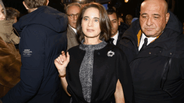 La infanta Elena y las sobrinas de Juan Carlos arropan a Laurence Debray: las mejores imágenes de la presentación de las memorias del rey emérito